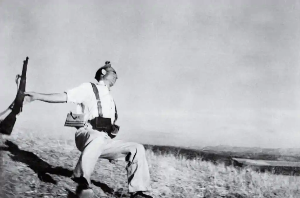 robert capa 2 1024x676 - Fotógrafos Famosos: 10 Que Você Deveria Conhecer